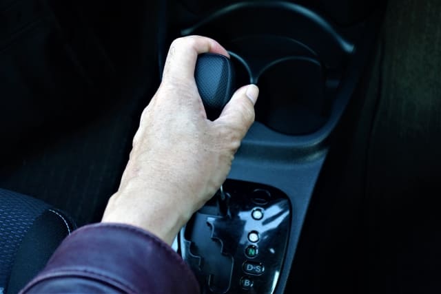 運転操作の負担が少ないというAT車のメリットの理由
